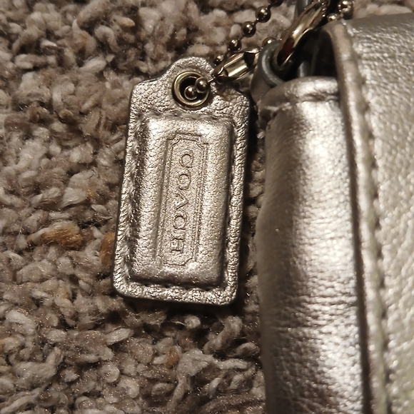 β¨ Coach Metallic Silver Leather Wristlet | Classic & Chic β¨ - Picture 4 of 12